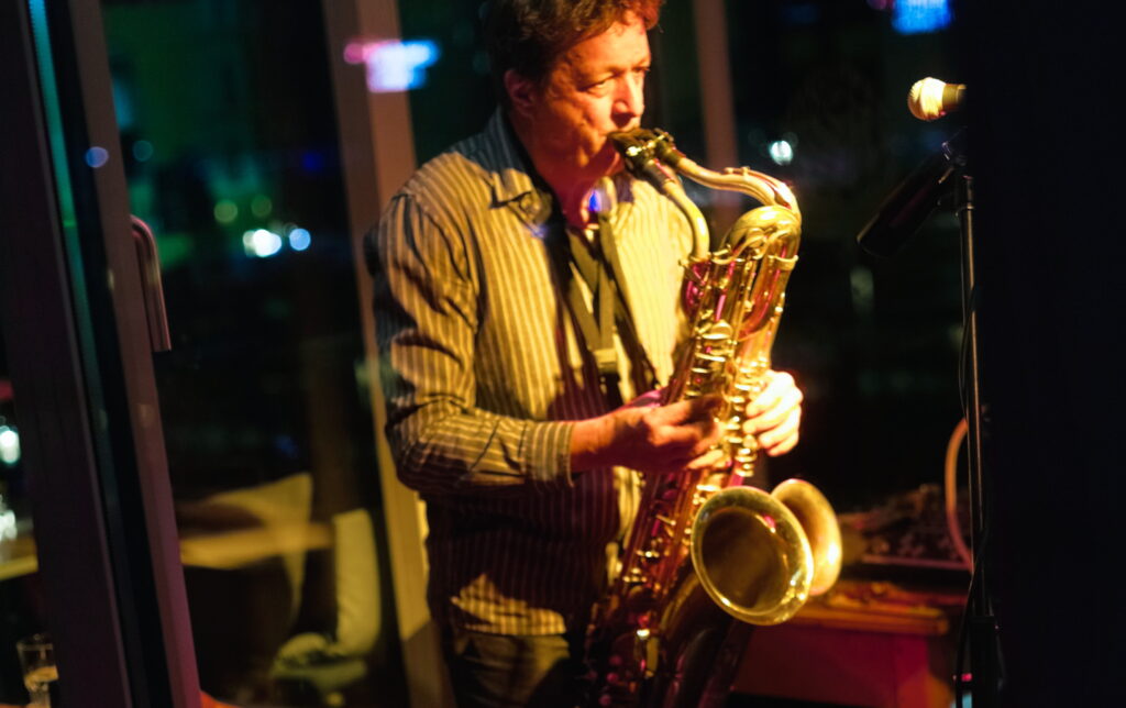 Martin Schumacher spielt auf zwei Saxophonen gleichzeitig